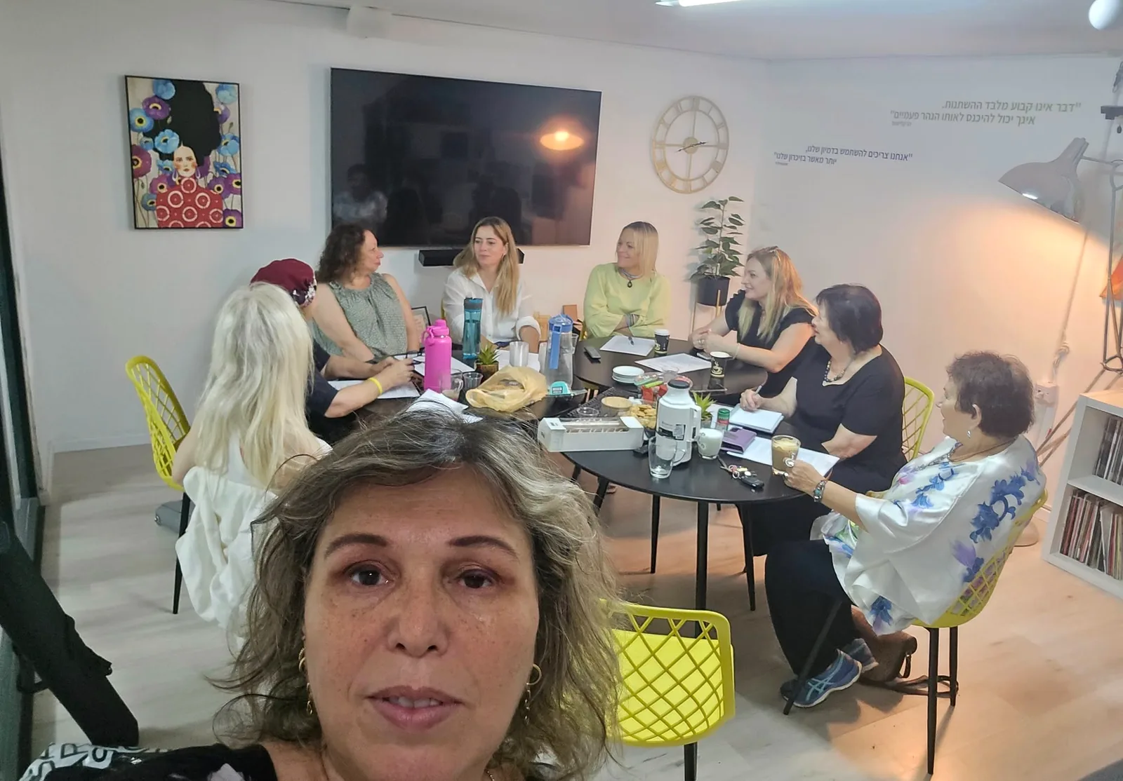 ד״ר ענת קלומל-פרוכצוייג בקדמת התמונה ומשתתפות בדיון סביב שולחן מאחוריה