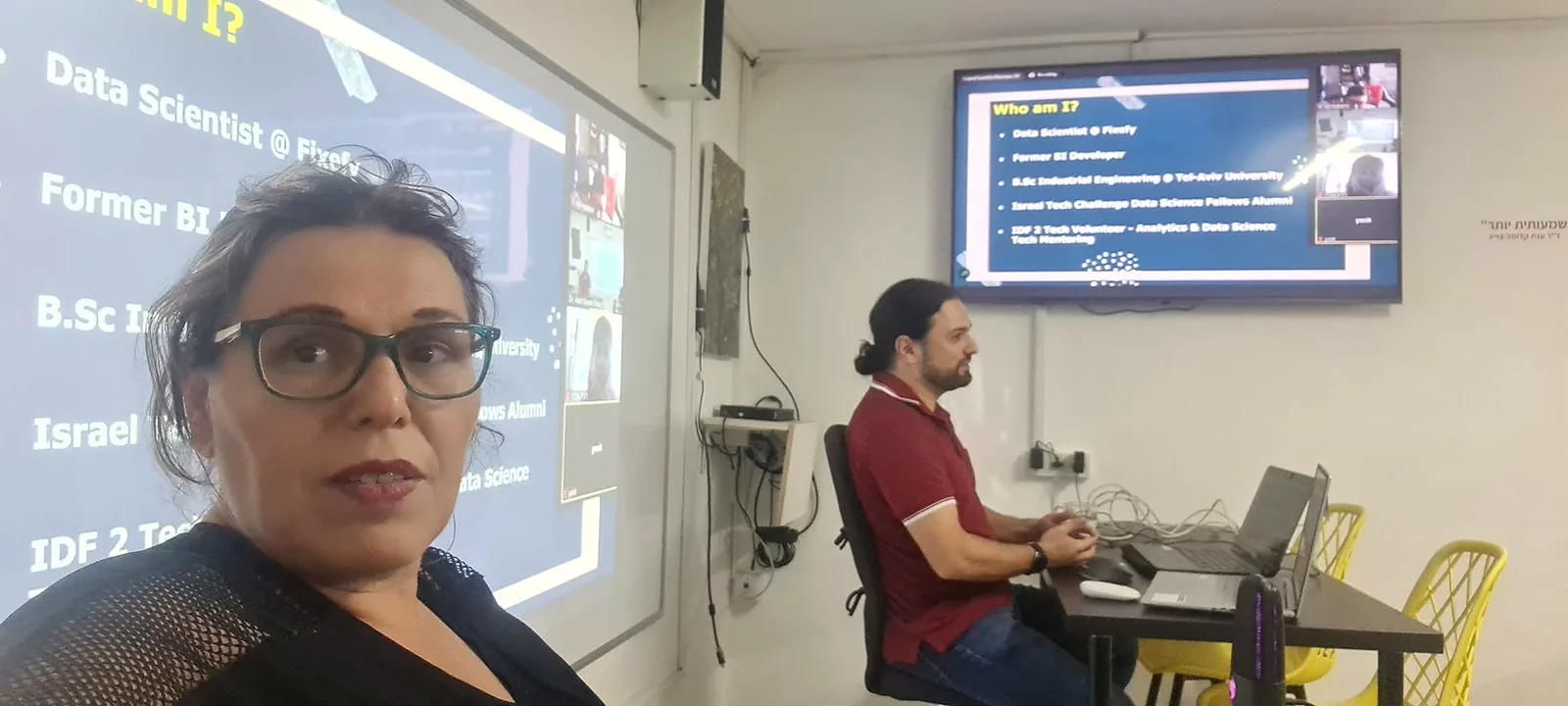 ד״ר ענת קלומל-פרוכצוייג בכיתה, לצד משתתף עם מחשב נייד ומצגת מדעי הנתונים