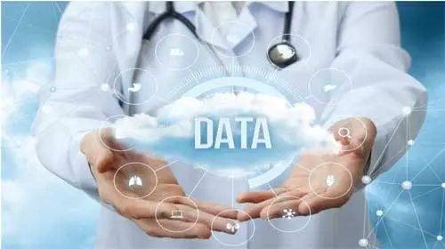אשת מקצוע רפואי מחזיקה את המילה Data