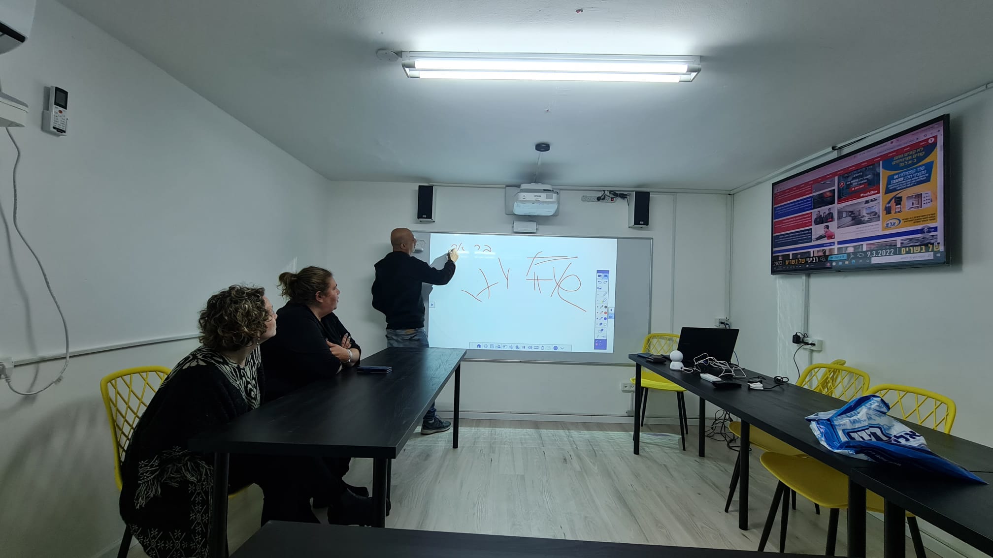 הדרכה מעשית מול לוח דיגיטלי בכיתת המכללה